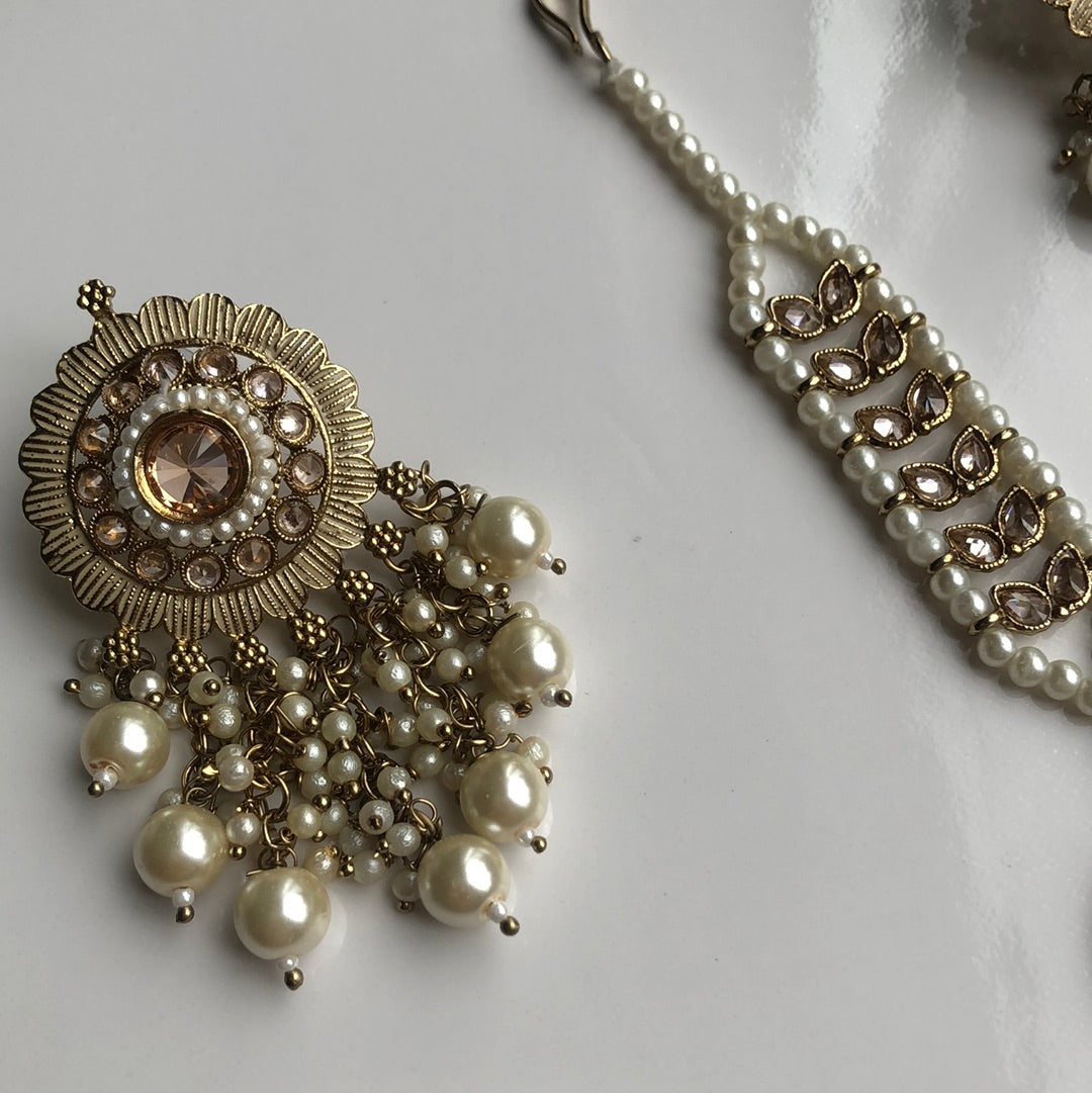 Elegant Earring Spinal Tikka Set
