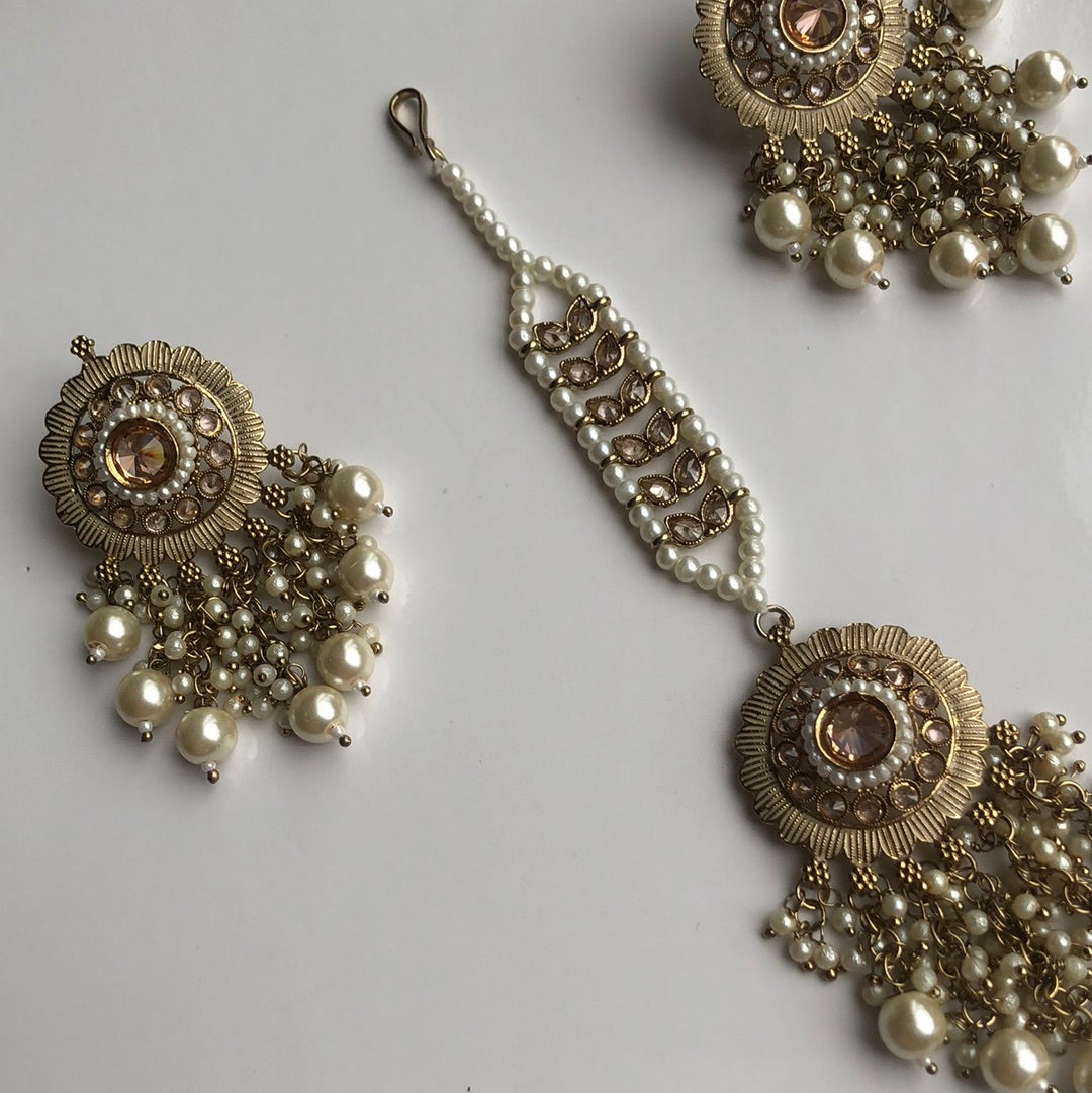 Elegant Earring Spinal Tikka Set