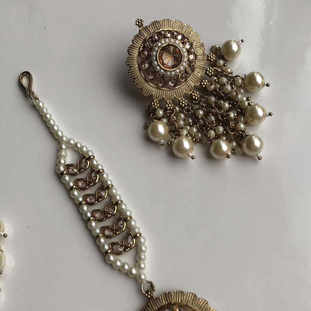 Elegant Earring Spinal Tikka Set