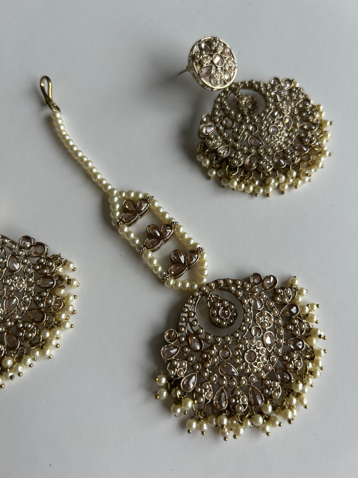Circle Pearls Earrings Tikka Set
