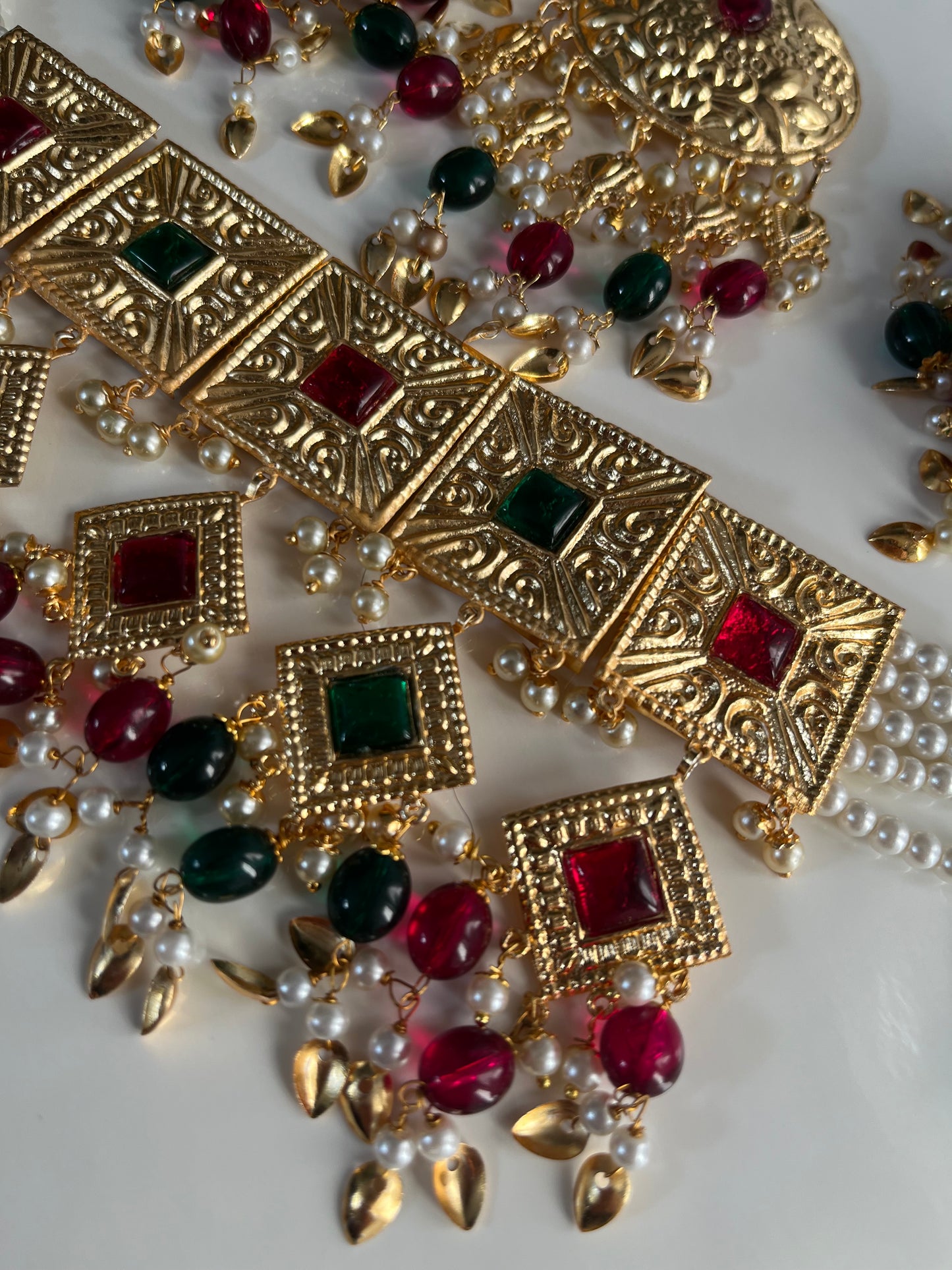 Faux Gold Red Green Pearl Choker