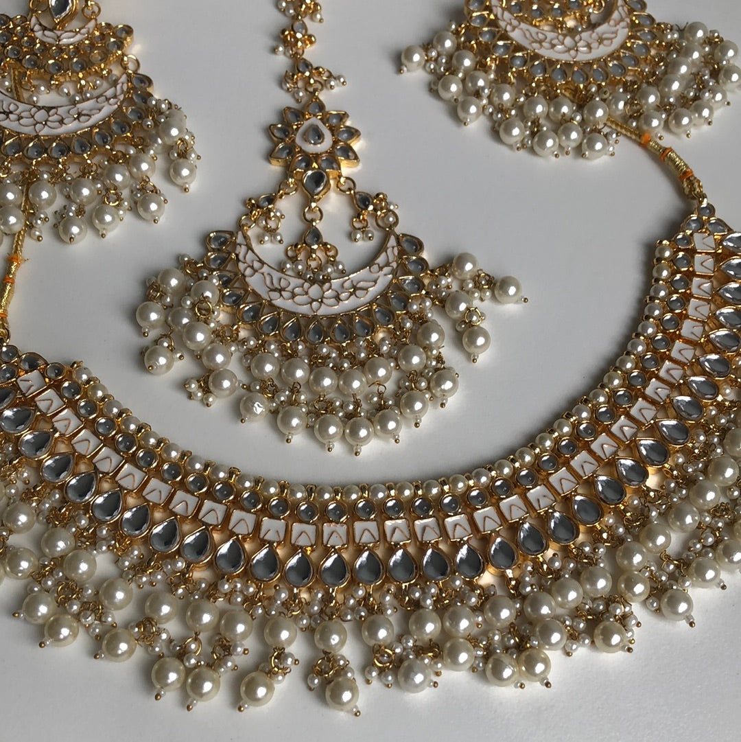 White Elegant Pearl Necklace Set with Passa